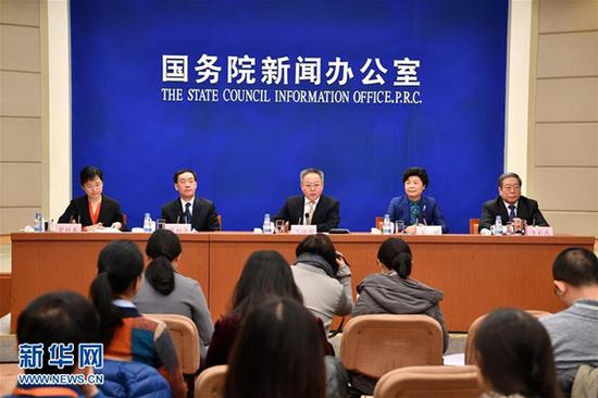 2月7日，国务院新闻办公室在北京举行国务院政策例行吹风会，发展改革委、教育部、财政部、卫生计生委有关负责同志和国务院新闻办新闻发言人出席，介绍2016年人大代表建议和政协委员提案办理相关情况，并答记者问。新华社记者 李鑫摄